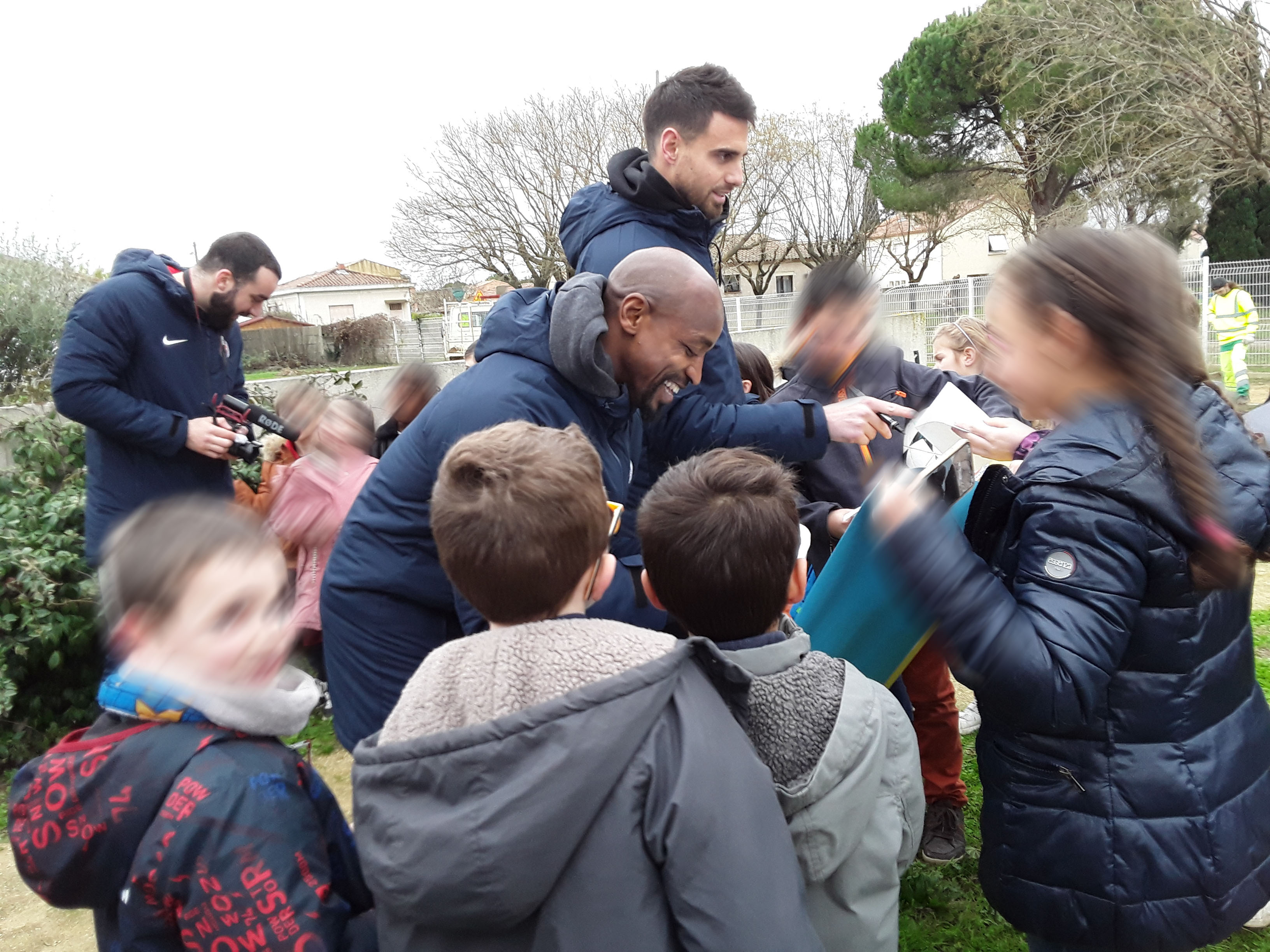 Les joueurs du MHSC plantent des arbres à l'EHPAD La Roselière