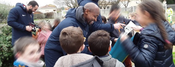 Les joueurs du MHSC plantent des arbres à l'EHPAD La Roselière