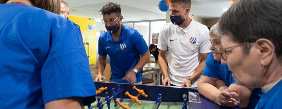 Les joueurs du MHSC inaugurent le Papy/Mamy Foot